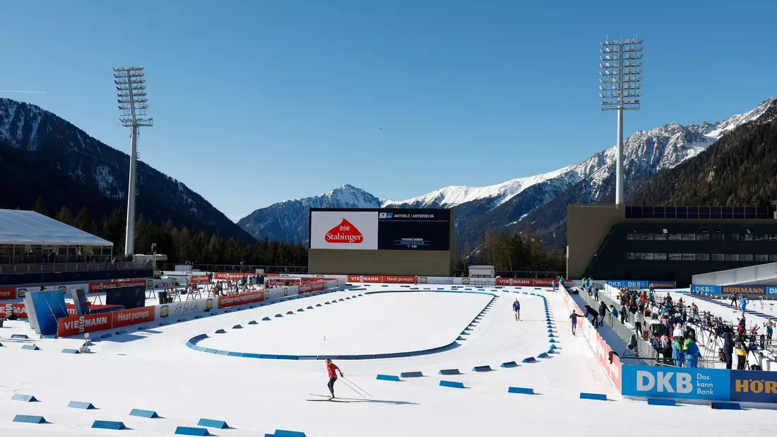 Beim Biathlon in Antholz wollen auch viele deutsche Fans dabei sein. - Bild: Alessandro Trovati/AP/dpa