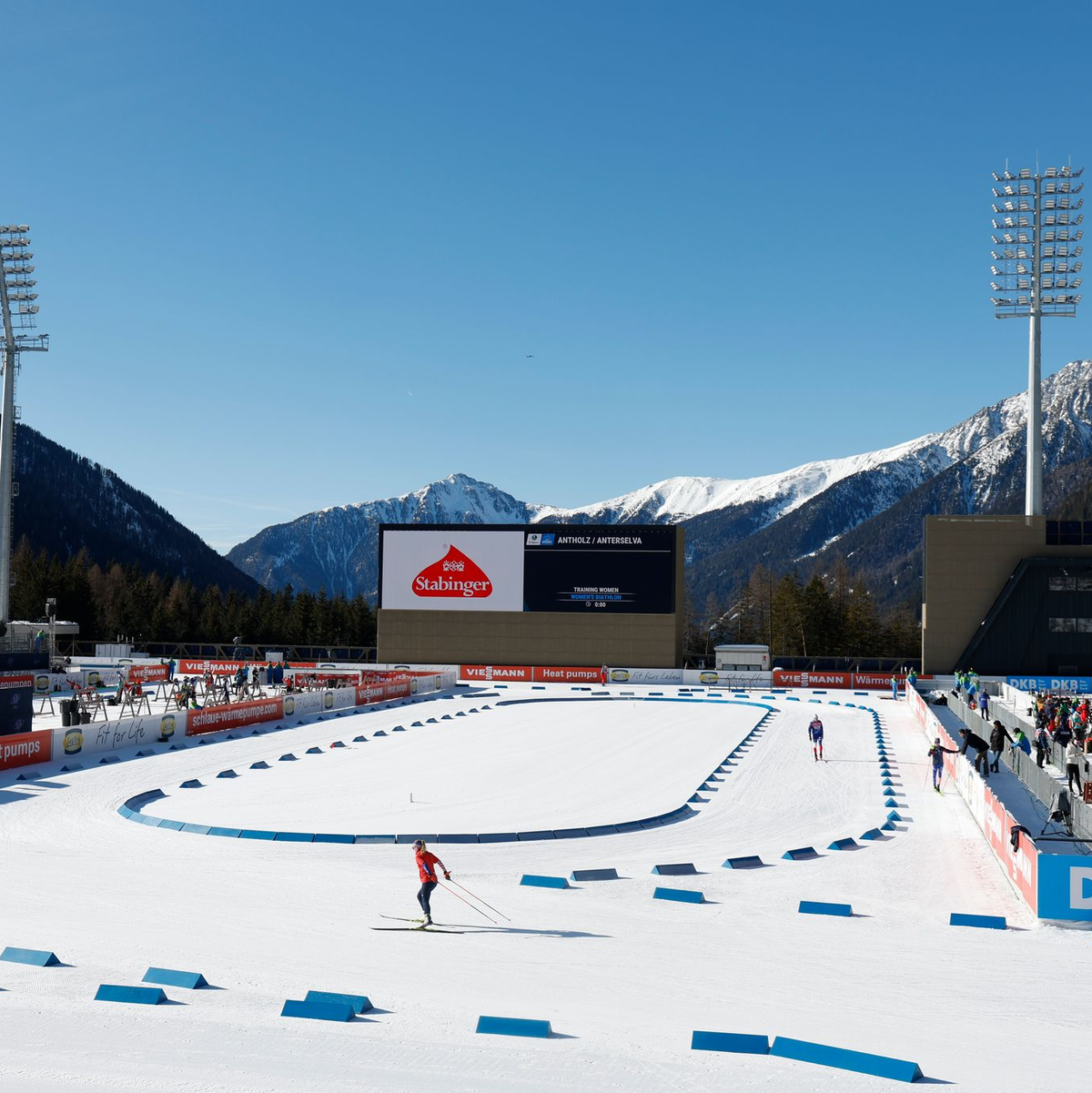 Beim Biathlon in Antholz wollen auch viele deutsche Fans dabei sein. - Foto: Alessandro Trovati/AP/dpa