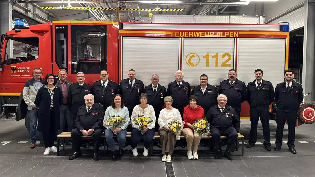 FW Alpen: 325 Jahre im Dienste der Feuerwehr Alpen - Bild: presseportal.de