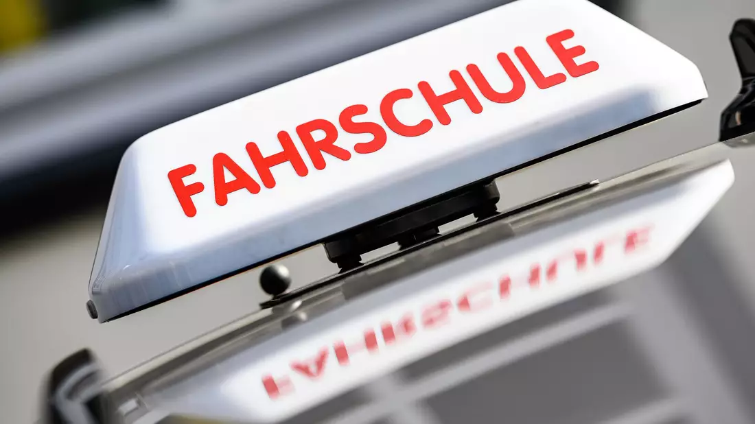 Die Fahrschulen haben ihre Preise deutlich erhöht.  - Bild: Swen Pförtner/dpa