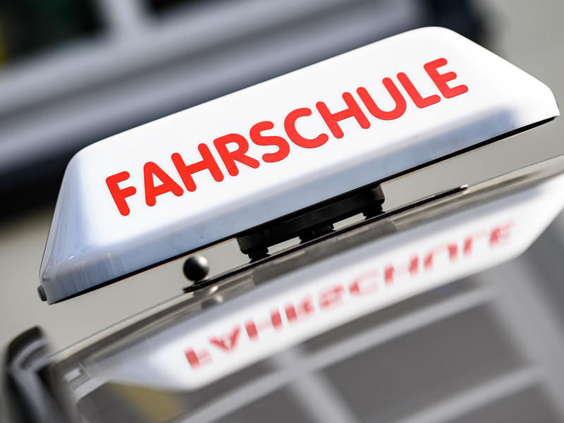 Die Fahrschulen haben ihre Preise deutlich erhöht.  - Foto: Swen Pförtner/dpa