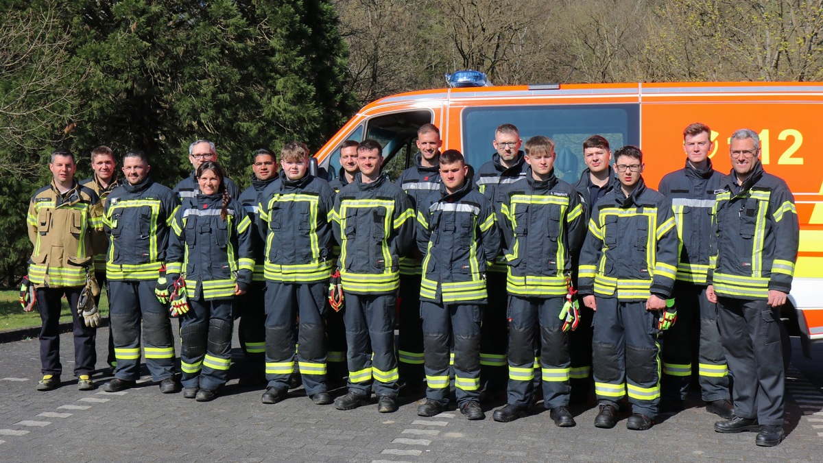 FW VG Asbach: Start in der Feuerwehr: 14 neue Mitglieder absolvieren Einführungslehrgang - Foto: presseportal.de