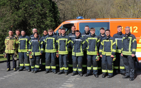 FW VG Asbach: Start in der Feuerwehr: 14 neue Mitglieder absolvieren Einführungslehrgang - Foto: presseportal.de