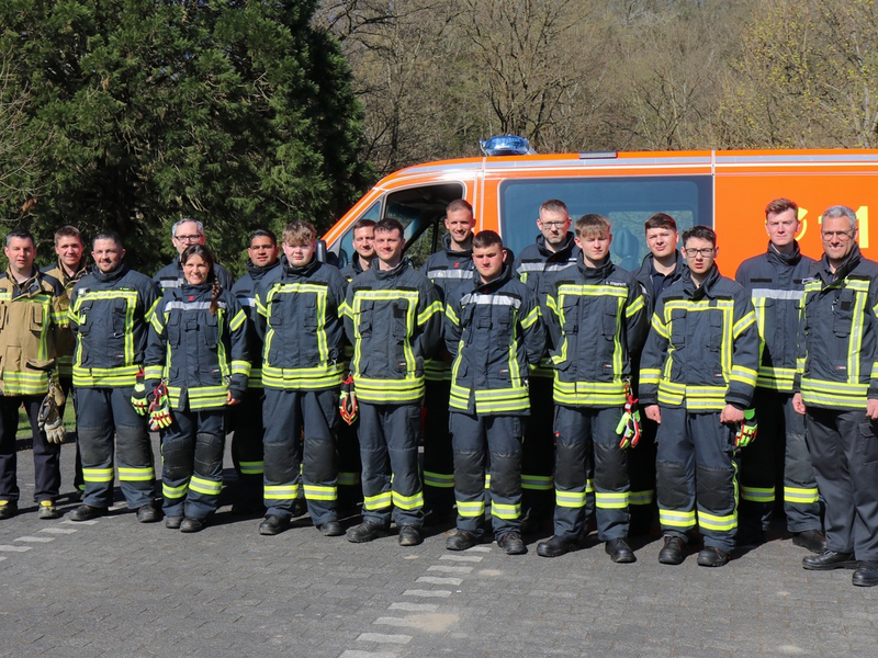FW VG Asbach: Start in der Feuerwehr: 14 neue Mitglieder absolvieren Einführungslehrgang - Foto: presseportal.de