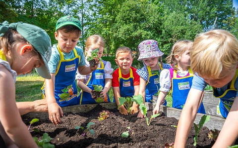 EDEKA Stiftung lĂ€sst Kitas aufblĂŒhen: 3.100 GemĂŒsebeete fĂŒr nachhaltige ErnĂ€hrungsbildung - Foto: presseportal.de EDEKA Stiftung lĂ€sst Kitas aufblĂŒhen: 3.100 GemĂŒsebeete fĂŒr nachhaltige ErnĂ€hrungsbildung - Foto: presseportal.de