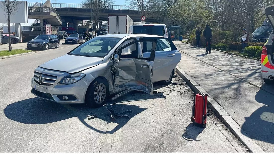 FW-M: Unfall auf Alarmfahrt (Berg am Laim) - Bild: presseportal.de