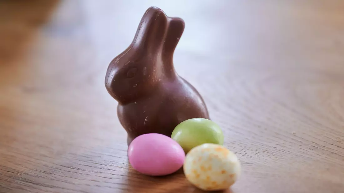 Stumm sitzt er und weiß nichts von der Debatte um ihn: der Schoko-Osterhase. (Symbolbild) - Bild: Annette Riedl/dpa
