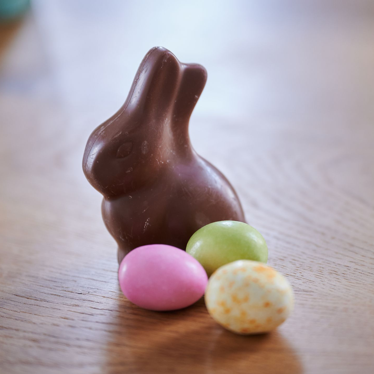 Stumm sitzt er und weiß nichts von der Debatte um ihn: der Schoko-Osterhase. (Symbolbild) - Foto: Annette Riedl/dpa