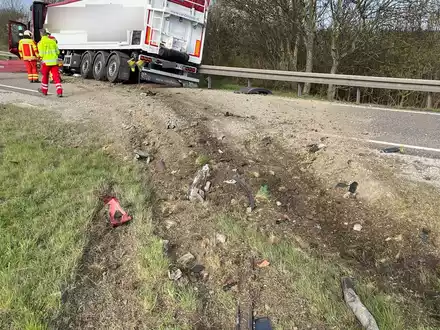 API-TH: Getreidelaster fährt in den Straßengraben - Foto: presseportal.de