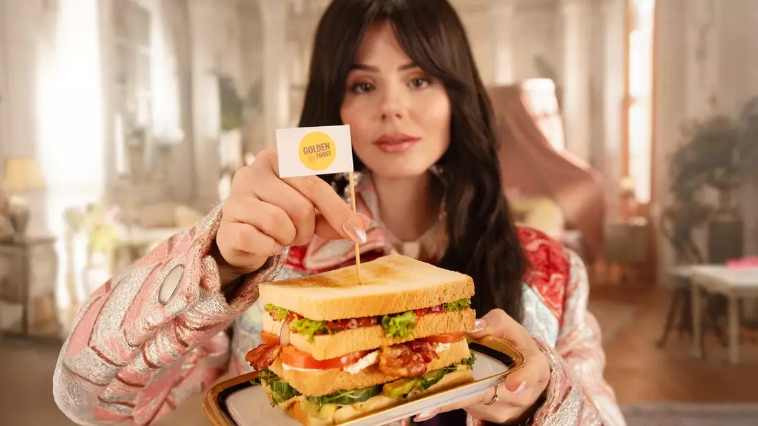 Royaler Genuss mit Glamour-Faktor: GOLDEN TOAST launcht veganes Brioche-Sandwich und krönt Ruby O. Fee zur Queen of Bread - Bild: presseportal.de