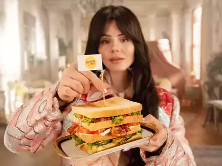 Royaler Genuss mit Glamour-Faktor: GOLDEN TOAST launcht veganes Brioche-Sandwich und krönt Ruby O. Fee zur Queen of Bread - Foto: presseportal.de