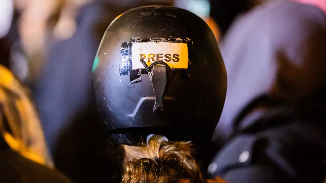Der Job für Pressevertreter kann auch gefährlich werden. (Archivbild) - Bild: Christoph Soeder/dpa