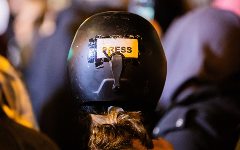 Der Job für Pressevertreter kann auch gefährlich werden. (Archivbild) - Foto: Christoph Soeder/dpa