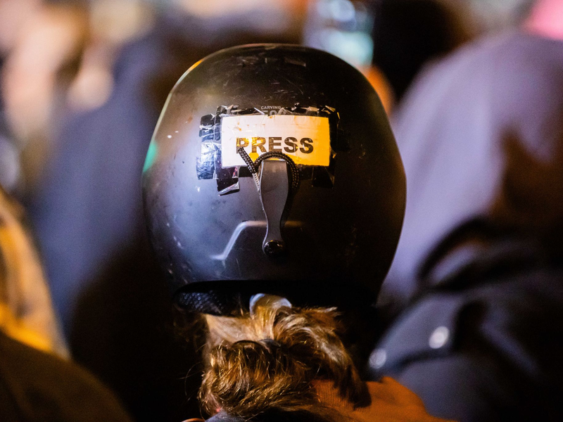 Der Job für Pressevertreter kann auch gefährlich werden. (Archivbild) - Foto: Christoph Soeder/dpa