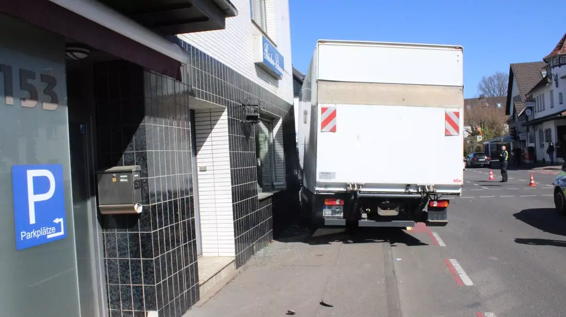POL-RBK: Bergisch Gladbach - Lkw fährt unkontrolliert in den Gegenverkehr und prallt vor eine Hauswand - Bild: presseportal.de