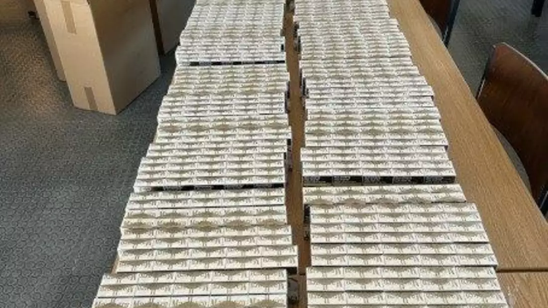 HZA-DD: Ungewöhnliches Schmuggelversteck / Zoll findet fast 60.000 Zigaretten bei Fahrzeugkontrolle - Bild: presseportal.de
