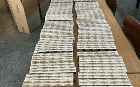 HZA-DD: Ungewöhnliches Schmuggelversteck / Zoll findet fast 60.000 Zigaretten bei Fahrzeugkontrolle - Foto: presseportal.de HZA-DD: Ungewöhnliches Schmuggelversteck / Zoll findet fast 60.000 Zigaretten bei Fahrzeugkontrolle - Foto: presseportal.de