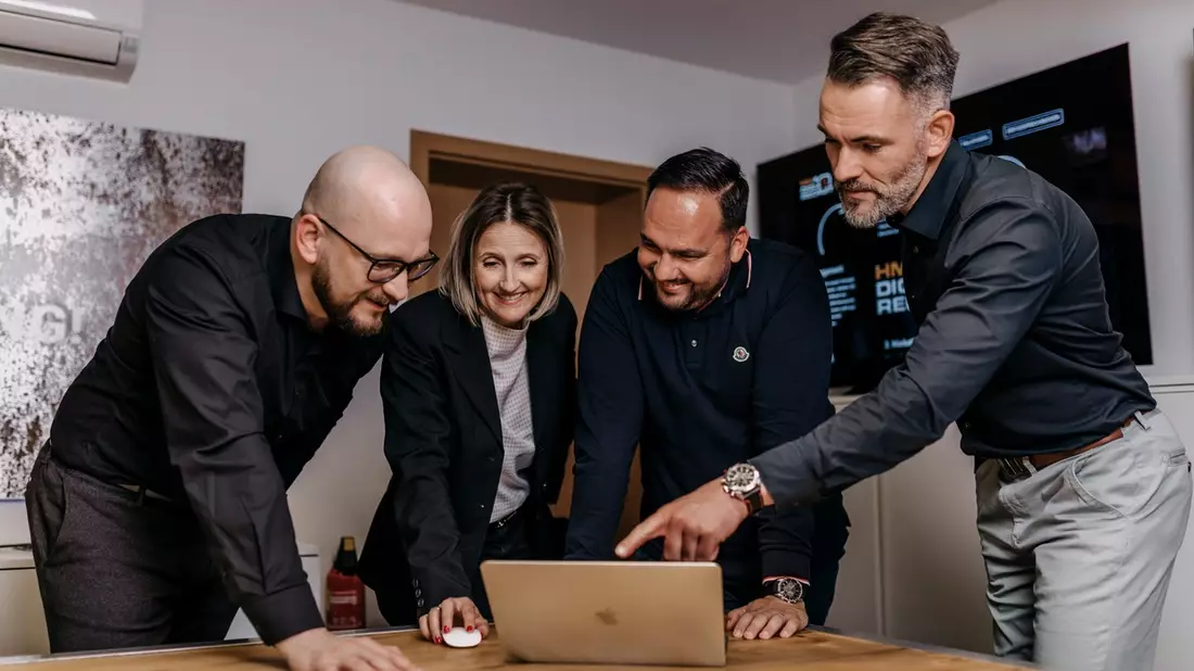 Einsatz von KI bei Onboarding und Unterweisung: Robert Eckhold bringt mit automatisierten Schulungsportalen mehr Effizienz in Handwerk und Industrie - Bild: presseportal.de