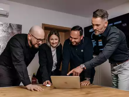 Einsatz von KI bei Onboarding und Unterweisung: Robert Eckhold bringt mit automatisierten Schulungsportalen mehr Effizienz in Handwerk und Industrie - Foto: presseportal.de