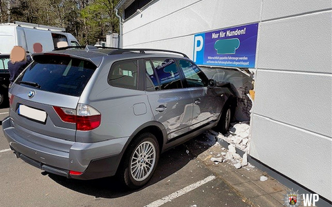 POL-PDKL: Gegen Fassade gekracht und Wand durchbrochen - Foto: presseportal.de