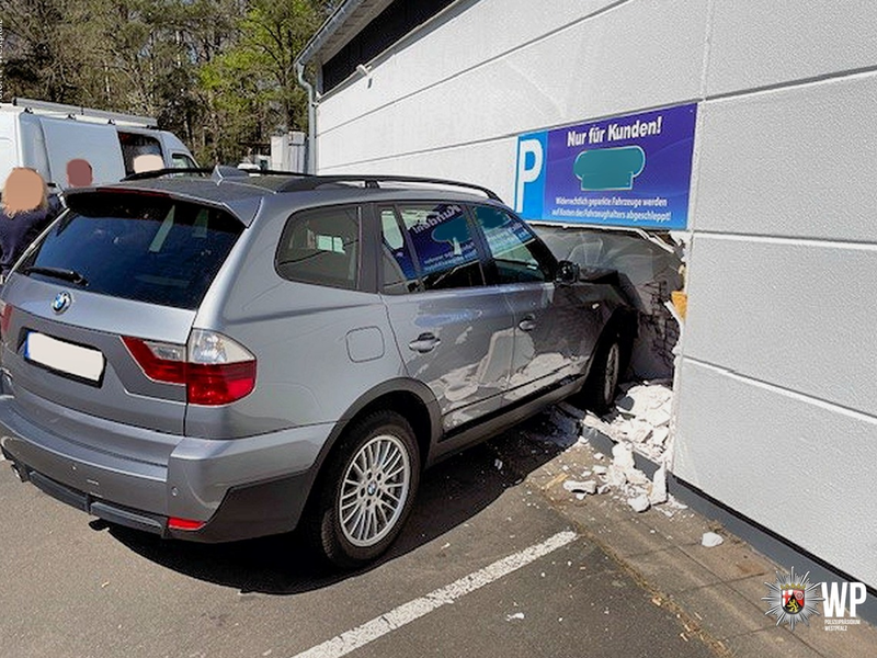 POL-PDKL: Gegen Fassade gekracht und Wand durchbrochen - Foto: presseportal.de