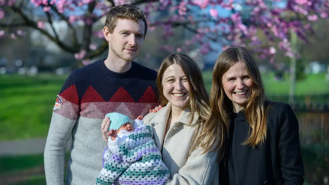 Vater, Mutter, Tante: Große Freude über das Baby. - Bild: Joe Daniel/Womb Transplant Uk/PA Media/dpa