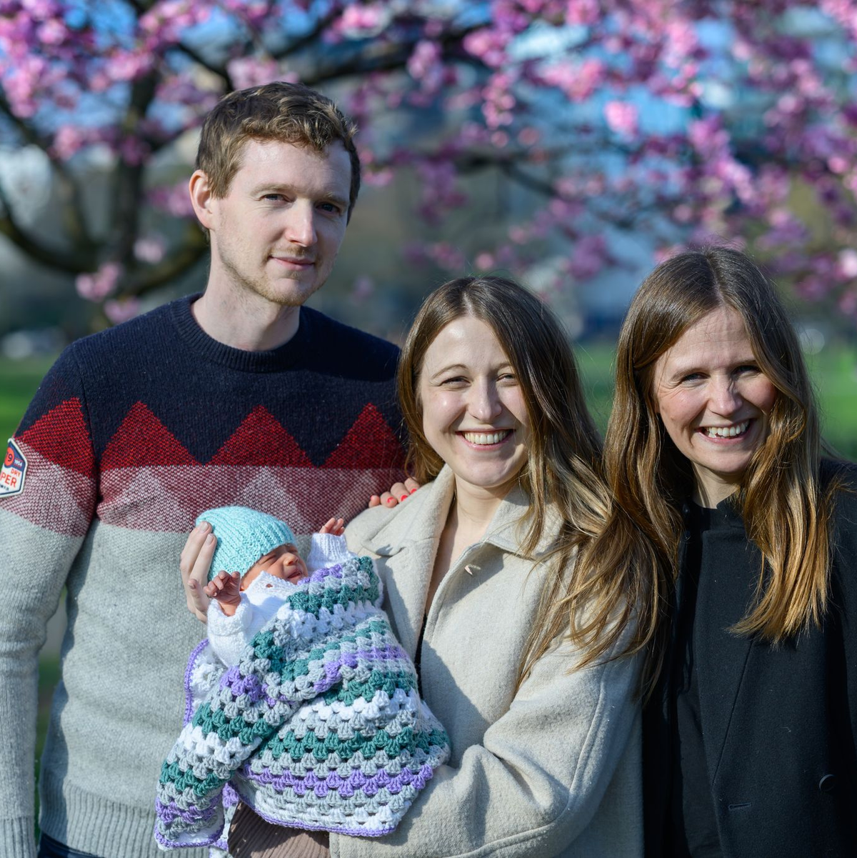 Vater, Mutter, Tante: Große Freude über das Baby. - Foto: Joe Daniel/Womb Transplant Uk/PA Media/dpa