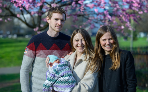 Vater, Mutter, Tante: Große Freude über das Baby. - Foto: Joe Daniel/Womb Transplant Uk/PA Media/dpa