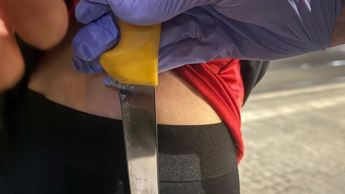 BPOL-HB: Messer mitgeführt und gegen Bewährungsauflagen verstoßen - Bundespolizisten bringen gesuchten Räuber ins Gefängnis - Foto: presseportal.de