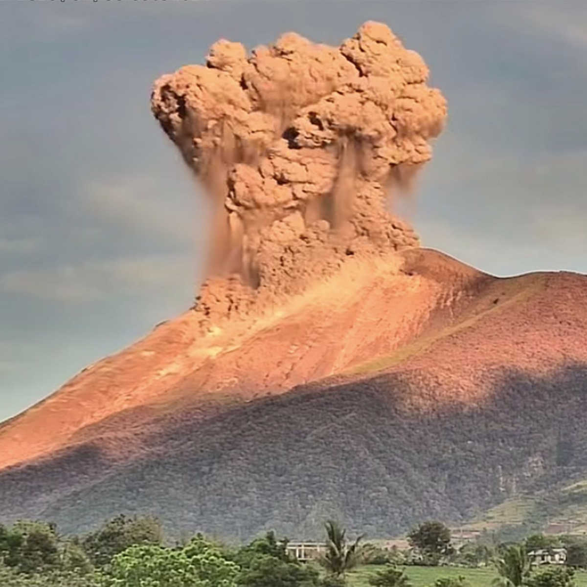 Es war schon der zweite Ausbruch des Vulkans Kanlaon innerhalb von vier Monaten. - Foto: PHIVOLCS/XinHua/dpa