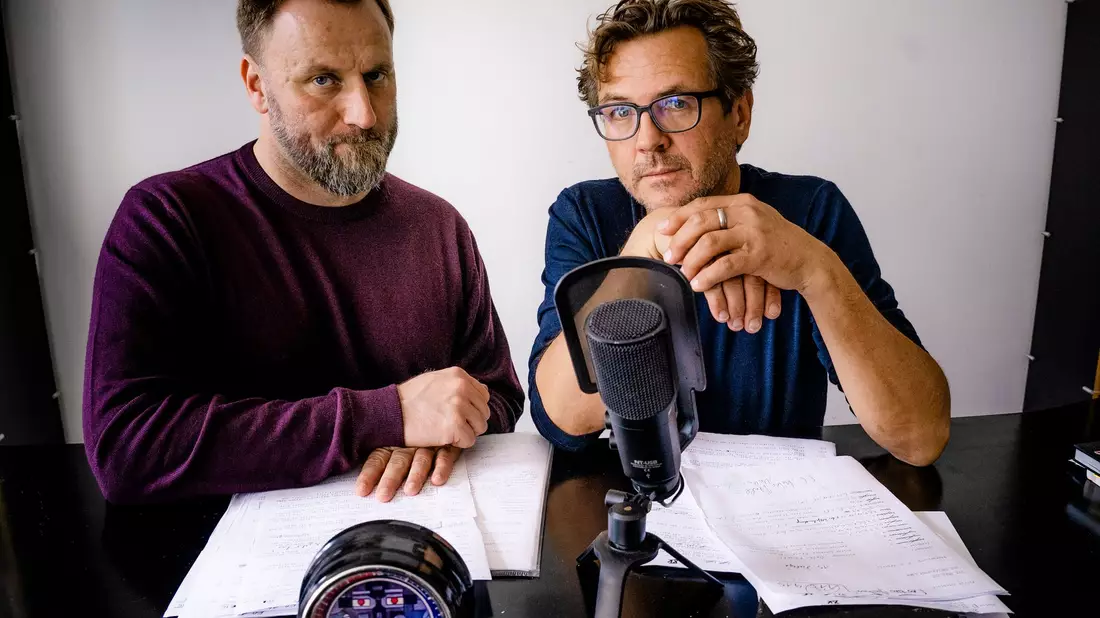 Kai Schwind (l) und Andreas Fröhlich treffen sich regelmäßig und reden über Hörspiel-Anekdoten. - Bild: Christian Hartmann/EUROPA/dpa