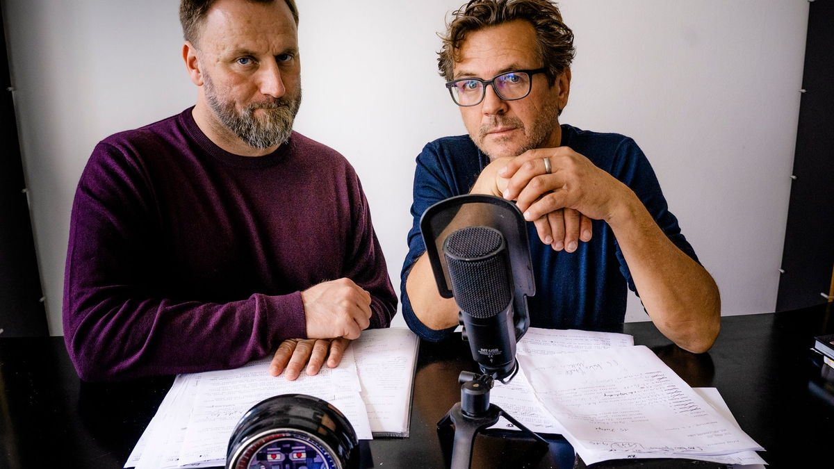 Kai Schwind (l) und Andreas Fröhlich treffen sich regelmäßig und reden über Hörspiel-Anekdoten. - Foto: Christian Hartmann/EUROPA/dpa