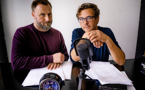 Kai Schwind (l) und Andreas Fröhlich treffen sich regelmäßig und reden über Hörspiel-Anekdoten. - Foto: Christian Hartmann/EUROPA/dpa