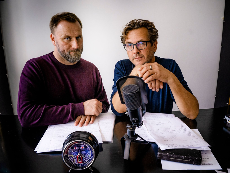 Kai Schwind (l) und Andreas Fröhlich treffen sich regelmäßig und reden über Hörspiel-Anekdoten. - Foto: Christian Hartmann/EUROPA/dpa