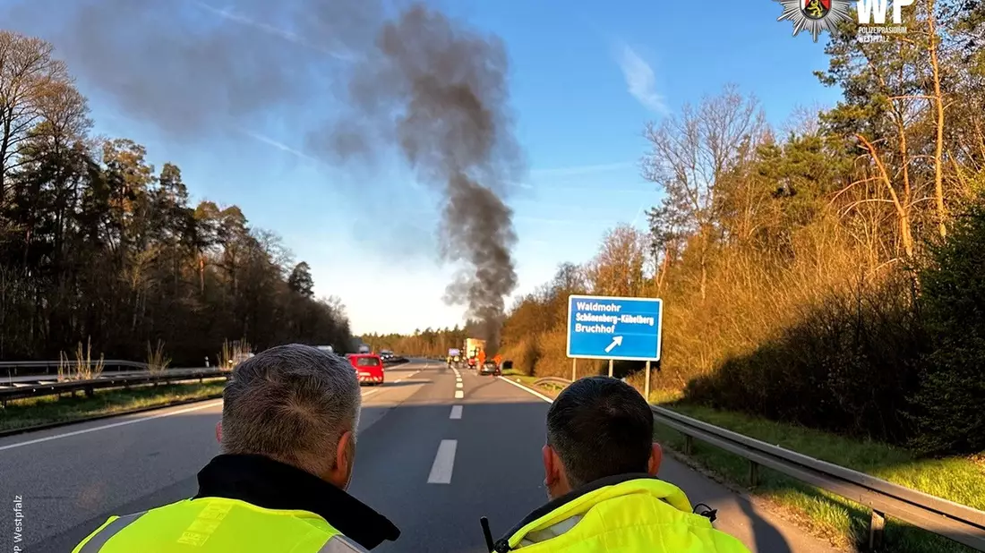 POL-PASTKL: Pkw fängt nach Auffahrunfall Feuer - Bild: presseportal.de