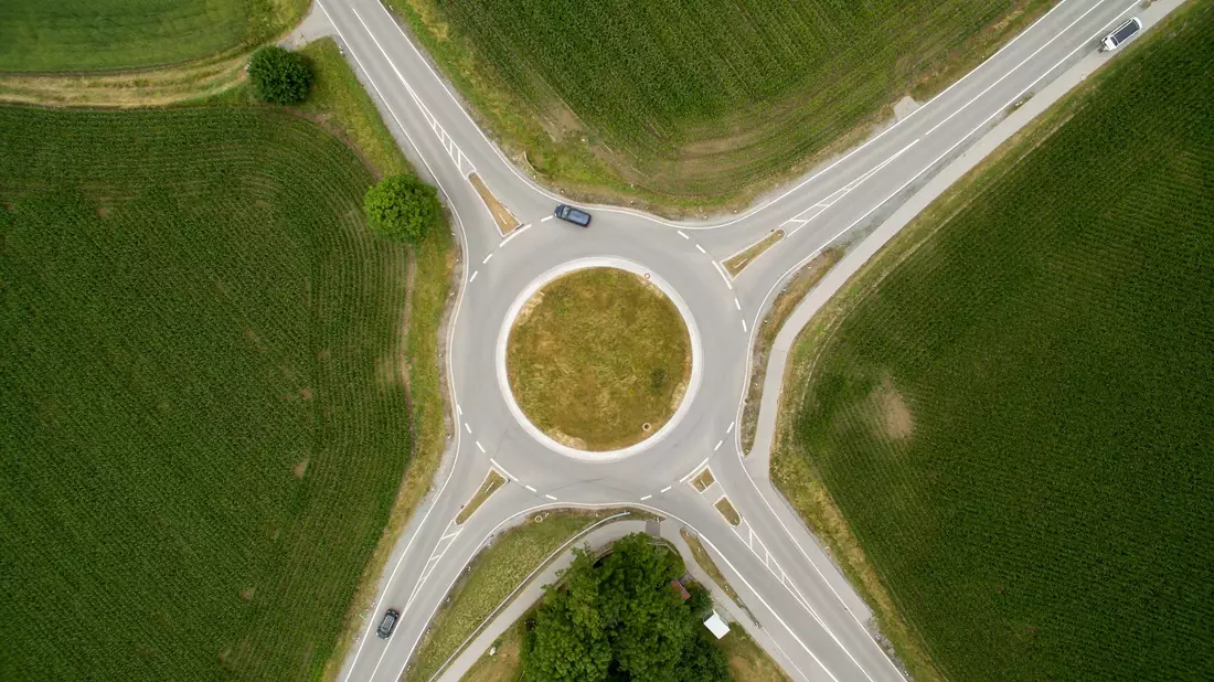 Ein Autofahrer hat sich bei einem Kreisverkehr in Schopfheim seine eigenen Regeln gemacht. (Symbolbild) - Bild: Peter Kneffel/dpa/dpa-tmn