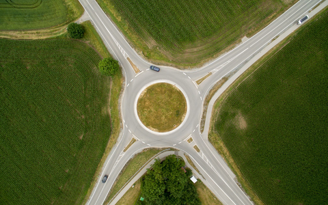 Ein Autofahrer hat sich bei einem Kreisverkehr in Schopfheim seine eigenen Regeln gemacht. (Symbolbild) - Foto: Peter Kneffel/dpa/dpa-tmn