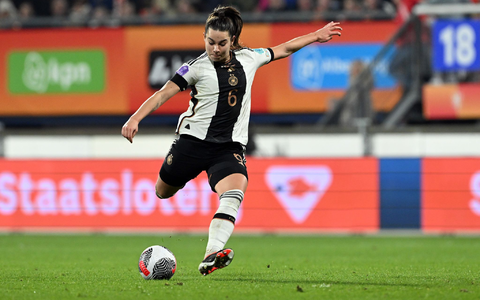 Lena Oberdorf hat bestürzt auf die mutmaßlichen sexistischen Äußerungen gegenüber einer Schiedsrichterin reagiert. - Foto: Federico Gambarini/dpa