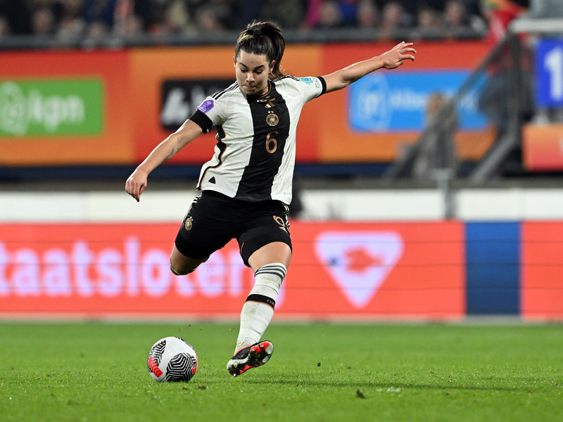 Lena Oberdorf hat bestürzt auf die mutmaßlichen sexistischen Äußerungen gegenüber einer Schiedsrichterin reagiert. - Foto: Federico Gambarini/dpa