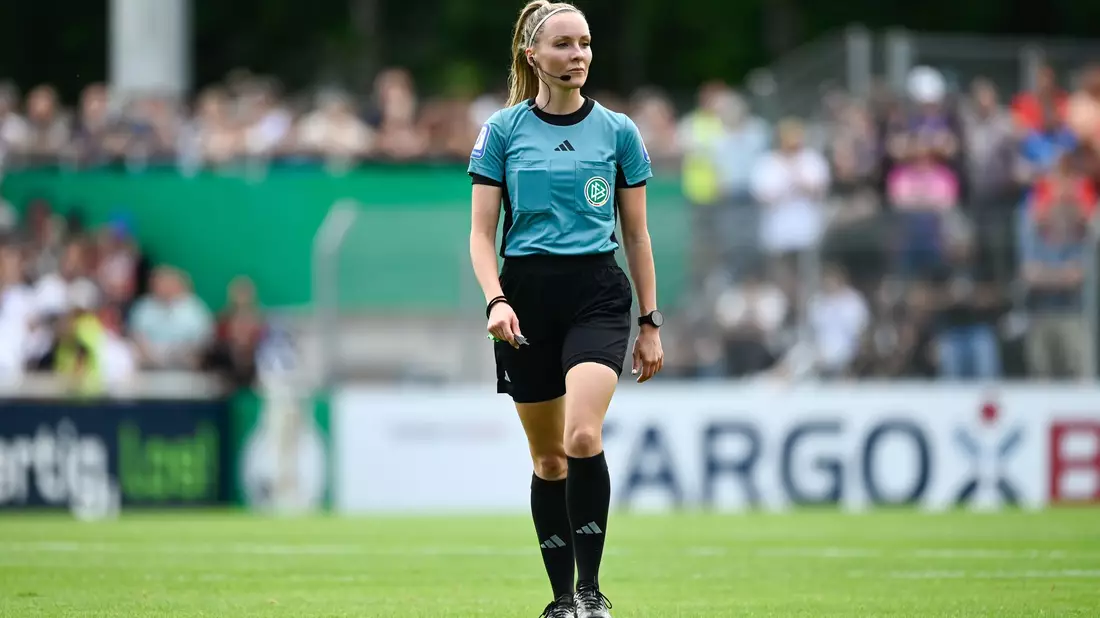 Fabienne Michel soll beim Drittliga-Spiel zwischen dem SC Verl und Rot-Weiss Essen sexistisch beleidigt worden sein. - Bild: Silas Stein/dpa