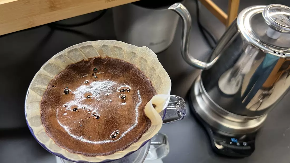 Schwanenhalskocher sind super für einen starken Filterkaffee.  - Bild: -/Ernest Park/dpa