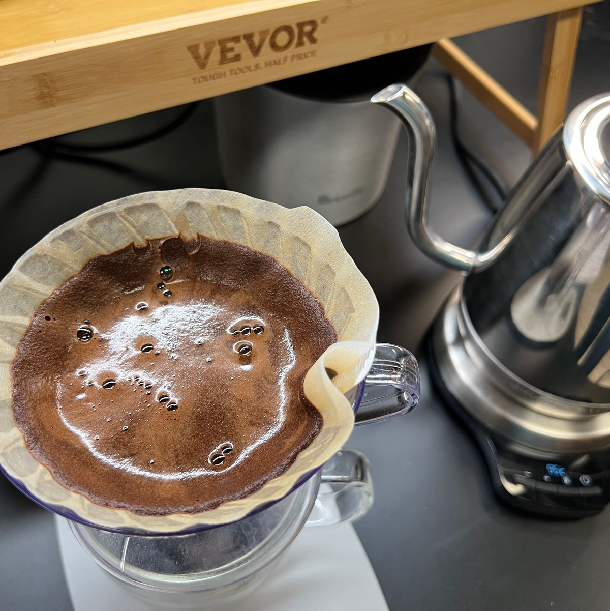 Schwanenhalskocher sind super für einen starken Filterkaffee.  - Foto: -/Ernest Park/dpa