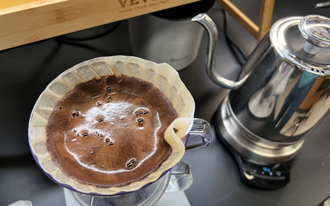 Schwanenhalskocher sind super für einen starken Filterkaffee.  - Foto: -/Ernest Park/dpa