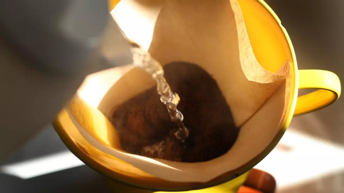 Bei handgebrühtem Kaffee kann man die Stärke selbst beeinflussen. (Archivbild) - Bild: picture alliance / dpa