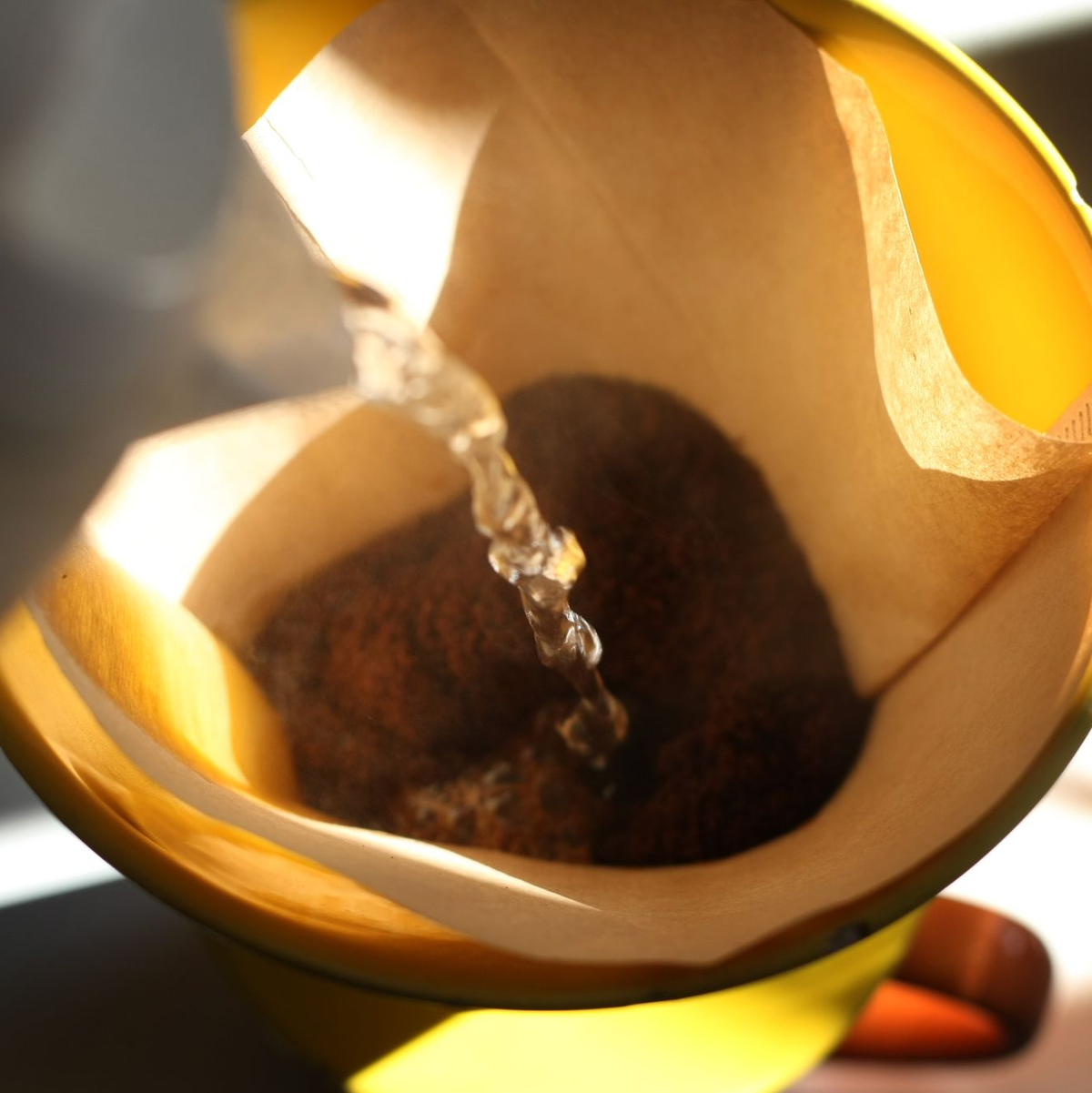 Bei handgebrühtem Kaffee kann man die Stärke selbst beeinflussen. (Archivbild) - Foto: picture alliance / dpa