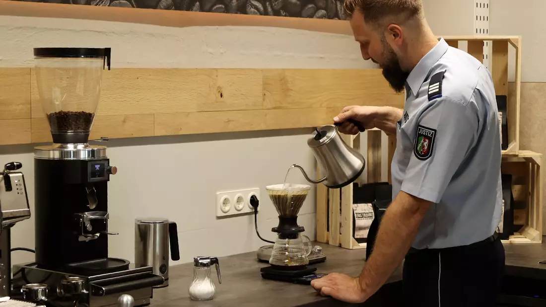 Erst ein Kaffee und dann die Welt - so starten etliche Menschen in Deutschland in den Tag. (Archivbild) - Bild: Oliver Auster/dpa