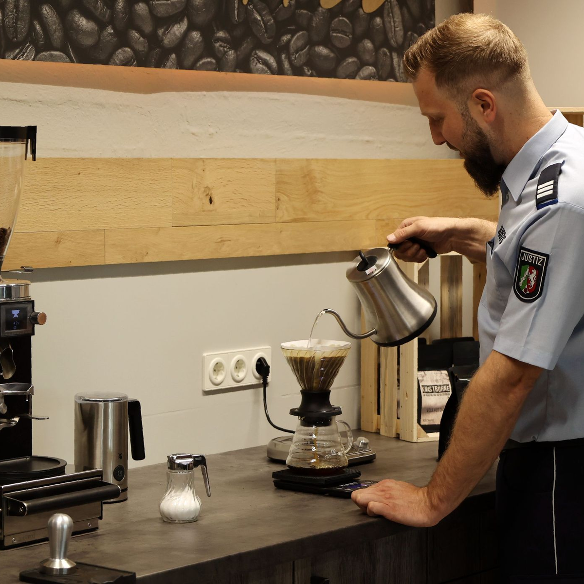 Erst ein Kaffee und dann die Welt - so starten etliche Menschen in Deutschland in den Tag. (Archivbild) - Foto: Oliver Auster/dpa
