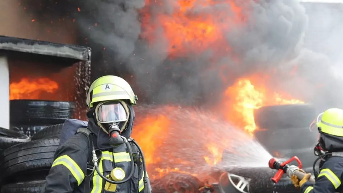 FW-SE: Feuer in Werkstatt greift auf Reifenlager über - Bild: presseportal.de