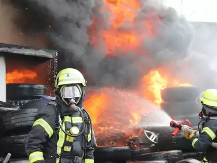FW-SE: Feuer in Werkstatt greift auf Reifenlager über - Foto: presseportal.de