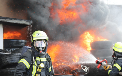 FW-SE: Feuer in Werkstatt greift auf Reifenlager über - Foto: presseportal.de